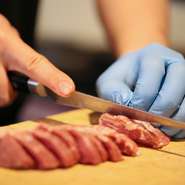 生ラム肉は、酸化が進まないようにブロックのまま保管。注文が入るたび丁寧にカットしているから、切りたてのおいしさが味わえます。店内の様子を確認し、常に最適なタイミングでのサーブを心掛けているとのこと。