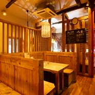 鎌倉の味覚を満喫できる和食と好相性の日本酒を厳選。「いずみ橋」「鎌倉栞」「天青」など、神奈川が誇る銘酒を常時7種用意。いろいろ飲みたい時は、好きな銘柄を3種選べる『日本酒飲み比べセット』がオススメ。