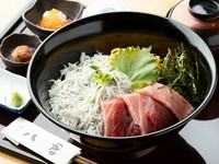 名物のしらす丼に、天然本まぐろの中トロ・赤身を加えた贅沢な丼。