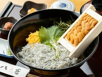 木箱入りの新鮮な生うにを名物のしらす丼にプラス。海の幸を味わう至福の喜びにひたれます！