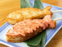 1階のテイクアウトコーナーでは、自慢のしらすがたっぷり入った魚の形の『しらす天』を販売。小町通りの散歩のお供にぴったりです。
※店内での『しらす天』オーダーは、お食事をご注文の方に限ります。