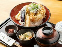サクッ＆しっとり。豪快に食べたい『大きなしらす かき揚げ丼』
