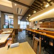 店内は寿司店のイメージとはまた異なる、モダンなデザインが印象的。落ち着いた雰囲気を演出してくれます。ゆったりとリラックスしつつ、料理と会話を楽しめる憩いの和空間です。