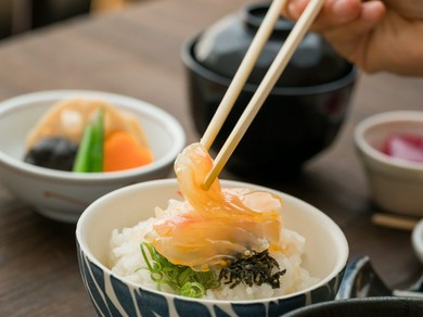 鮮度抜群の鯛を豪快に食す『ぶっかけ鯛めし膳』