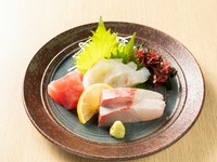 旬の幸を活かしたお造り。単品、または盛り合わせでオーダーいただけます（写真は三種盛りイメージ）