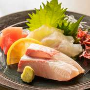 旬の魚を使ったお造りは、素材の鮮度とそれぞれが持つ旨みを、そのまま感じられる逸品。創業以来多くの人々を楽しませてきた【すし丸】のこだわりを実感できる、お店自慢の逸品です。