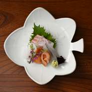 厳選された瀬戸内産の魚介類を使用し、新鮮なうちに調理。併せて旬の野菜もたっぷりと使った和食が店の自慢です。素材の良さを引き出す職人技にご注目。贅沢な味わいに、思わず笑みがこぼれるでしょう。