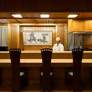 店内には洗練された和の空間が広がり、落ち着きのあるモダンな雰囲気を演出。記念日を過ごすにはぴったりの場所です。美食に舌鼓を打ちながら、記憶に残る素敵な時間を大切な人と過ごしてみては。