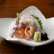 その日に獲れた新鮮な愛媛県産の魚介類を使用したお造り。活きの良い魚を丁寧にさばいているため、天然ならではの豊かな食感が楽しめます。彩り豊かな盛付けにも注目です。（コースの一品）