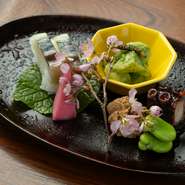 季節感を味わえる料理。珍しい食材が使用されており、お酒との相性も抜群です。美しい色合いも魅力の一つ。素材のおいしさが引き立てられ、次の料理への期待感が高まります。（コースの一品）