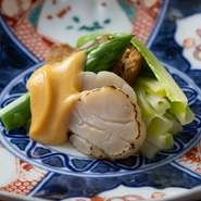 コースの終盤に提供される一品。最後のご飯ものに向けて口直しできるさっぱりとした味わいが特徴です。食材の組み合わせ方や味付けに、京料理の奥行きを感じさせます。（コースの一品）