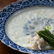 愛媛県はフグの隠れた名産地。店でも上質なフグ料理が堪能できます。「下処理をマスターするのに苦労した」と話す森脇氏。透き通るような見た目も美しいフグのおいしさを、心ゆくまで堪能して。