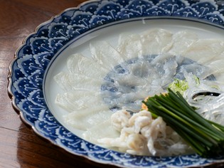 透き通る旨みと、心に響く一口。見た目も美しい『フグ料理』