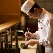 常にゲストの居心地の良さを追求している森脇氏。料理の好みを合わせることをはじめ、適度なコミュニケーションも大切にしているそう。程よい距離感が保たれることで、心までほぐれるような空間が生まれています。