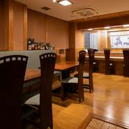 店内は木材をベースにした、日本情緒あふれるオシャレな雰囲気。広めの座敷やモダンな個室に加えて、カウンター席も用意されています。大人数での宴会やお食事はもちろん、一人でも気軽に利用できる和食店です。