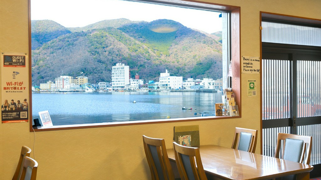 きらめく海を眺めつつ絶品を味わう、贅沢なひと時