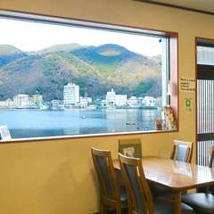 きらめく海を眺めつつ絶品を味わう、贅沢なひと時