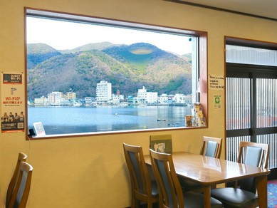きらめく海を眺めつつ絶品を味わう、贅沢なひと時