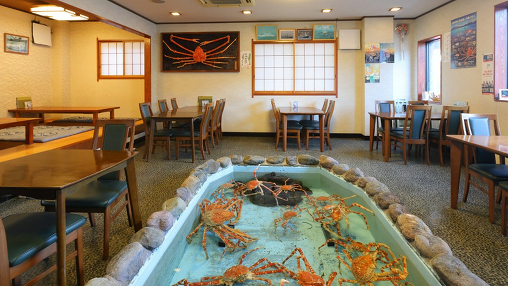 目の前の生け簀で泳ぐ、鮮度抜群の高足ガニをご堪能あれ！