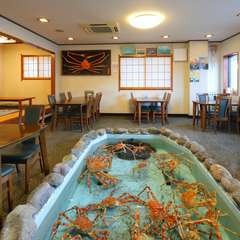 目の前の生け簀で泳ぐ、鮮度抜群の高足ガニをご堪能あれ！