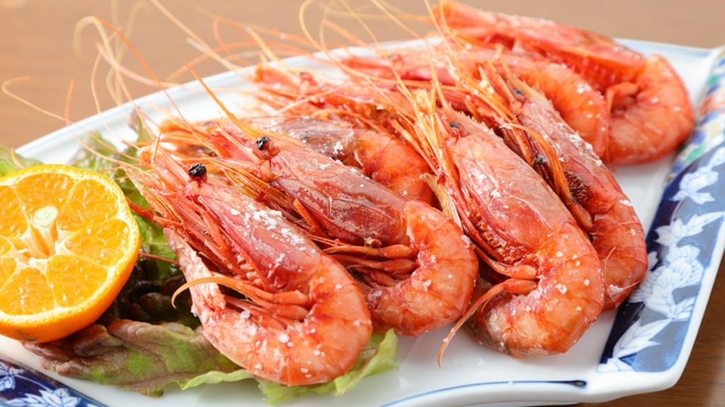 香ばしい香りと濃厚味噌がたまらない！『赤エビ塩焼き』