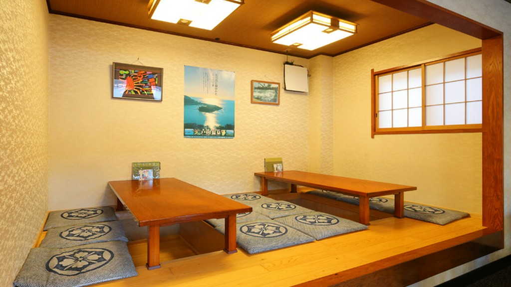 店舗1階の小上がりは掘りごたつタイプ