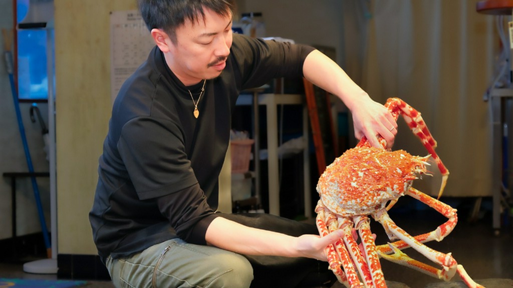 巨大な高足ガニとの2ショット写真は、旅の思い出にぴったり