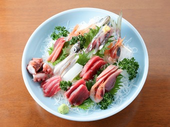 魚のプロが目利きした『御刺し身』は味もボリュームも大満足！
