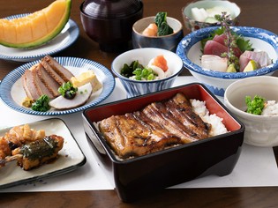 市場で目利きして仕入れる魚介をはじめ、上質食材が揃う