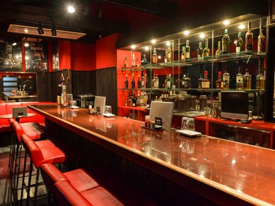 BAR風カウンター席でお酒の余韻にゆったり浸る
