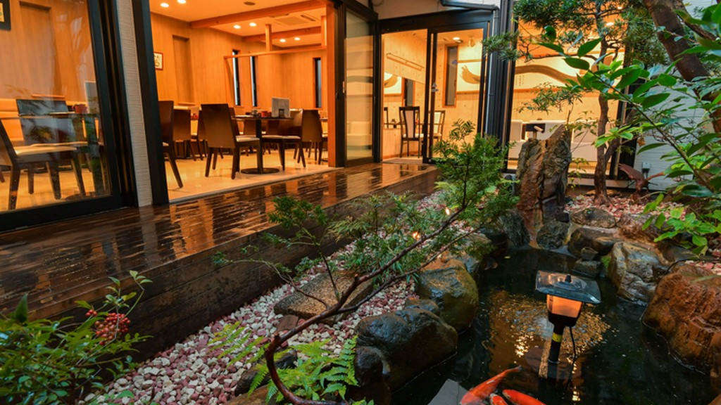 訪れる人に癒しと静寂を提供する、自然を表現した中庭