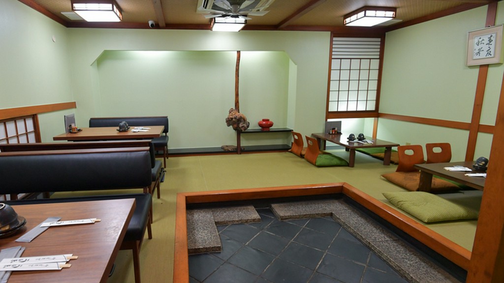 老若男女問わず、皆で一緒に仲睦まじくテーブルを囲む