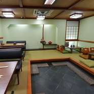 店内の一部には履き物を脱いで座ることができる、小上がり席を設けています。小さな子どもを連れた人々にとって、非常に使いやすい空間。家族揃っての外食にもぴったりです。