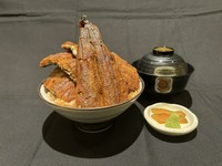 鰻が上に五切れ乗った丼です