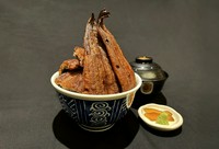 大き目の鰻二本を八切れにし、
ご飯の上に七切れ、ご飯の中に一切れ！
圧巻のお丼です！
