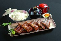 白ご飯と鰻を別でお召し上がりいただけます。

一本