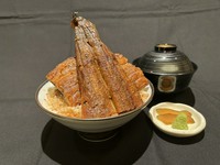 鰻が三切れ乗った丼です
