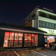 車で来店される方が多いため、店舗前はもちろん歩いてすぐの場所にも駐車場を完備。「場所が分からないときは、お気軽にご連絡ください」と話します。お一人様から大歓迎です。