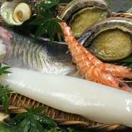 旬の魚介類から肉・野菜と、【山葵野】では春夏秋冬、季節の移ろいと共にお品書きが変わります。会席料理ほど堅苦しくなく、居酒屋料理にはないクオリティで、訪れた人を魅了するとっておきのお店。
