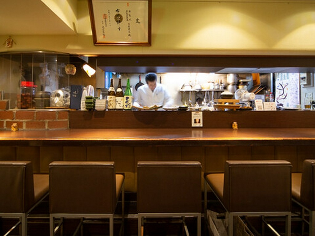 臨場感あふれるカウンター席で愉しむ、記念日デート　
