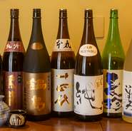 定番の日本酒はもちろん、大将が旅先で出会った珍しい日本酒や、十四代などの手に入りにくい人気の銘柄も入荷。他にも、焼酎やワイン、サワーなども豊富なので、料理に合わせた好みの一杯を、楽しんでみては。
