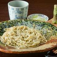 蕎麦好きな大将が選び抜いた、福井の石臼挽き「越前そば粉」。その、そば粉のみを使い手打ちする、人気の『蕎麦』は、風味豊かでとっても濃厚に仕上がります。一度食べたら忘れられないおいしさ。
