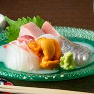「天然物の旬の魚介類を提供する」という店主のこだわりが人気で、魚目当てに訪れるファンも。入荷する産地にこだわるのではなく、本当に上質な魚介類を目利きの優れた柳橋の魚店より仕入れています。
