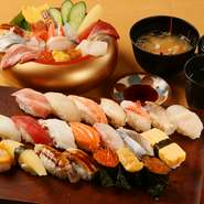 近海で水揚げされた海の幸を中心に、旬の逸品を楽しめるお店。忘年会・新年会、歓送迎会などの大人数の宴会にも対応可能。広々とした座敷も完備しているため、さまざまなシチュエーションに活躍してくれます。
