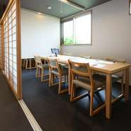 店内には多数の個室を完備しており、カジュアルな宴会からプライベートな接待まで、幅広いシーンに対応可。本館2階は60名、別館2階は80名利用可能なスペースがあり、大人数での宴会にも対応可能です。