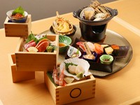 熟練の料理人が、季節の食材と向き合い紡ぐ、季節の逸品。良質な食材と卓越した技術が余すことなく詰め込まれたコースは、ゲストに特別な食体験を届けてくれます。