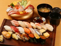 その時々の旬の鮮魚を中心とした、海の恵みをたっぷり味わえる寿司に、華やかなちらし。繊細な職人技によって、食材たちの魅力を引き出されています。