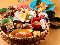 特大たらば蟹と海の恵み満載の花籠に、生寿司が付いた華やかで満足感の高いランチセット。オホーツク産特大たらば蟹・にぎり・手作り豆腐・天ぷら・煮物や和物等4点・デザート・甘海老汁が楽しめます。