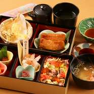 五目ちらし＆稲荷＆天ぷらをお弁当箱にまとめた、特別感たっぷりのランチメニュー。華ちらし・稲荷寿司・天ぷら・いくら・サーモン・手づくり豆腐・デザートと、リーズナブルながらも満足度の高いオススメ御膳です。