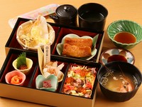 五目ちらし＆稲荷＆天ぷらをお弁当箱にまとめた、特別感たっぷりのランチメニュー。華ちらし・稲荷寿司・天ぷら・いくら・サーモン・手づくり豆腐・デザートと、リーズナブルながらも満足度の高いオススメ御膳です。